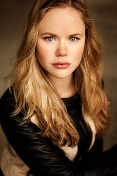 Emily Gruhl interpreta Courtney