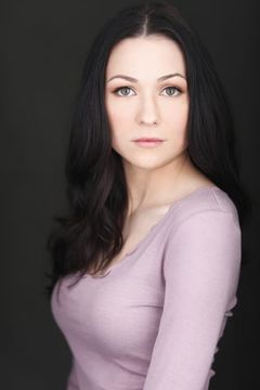 Brenna O'Brien interpreta Minivan Daughter