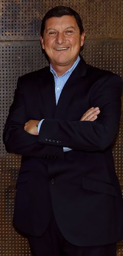 Rod Brown interpreta Ali Hasan