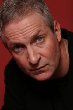 Oliver Muirhead interpreta Bernard Gardner