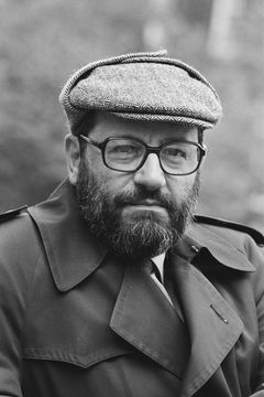 Umberto Eco interpreta Man at the Party (uncredited)