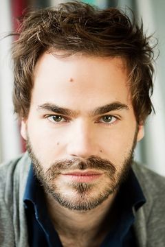 Sébastien Huberdeau interpreta La Marina Bartender