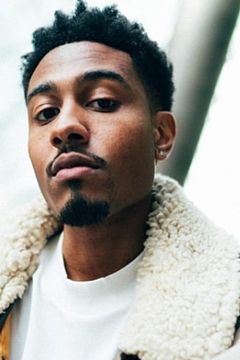 Sir Michael Rocks interpreta Malik