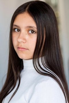 Athena Barten interpreta Teenage Girl with Love Sign