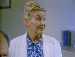 Annabelle Weenick interpreta Mrs. Boyle