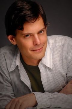 Sam Turich interpreta Aaron