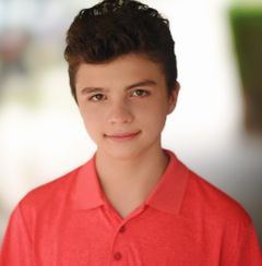 Nicholas Zoto interpreta Peter Brennan