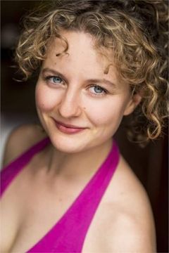 Ella Hope-Higginson interpreta Movie Goer