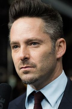 Scott Cooper interpreta LGS Boys Team