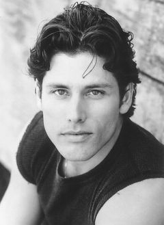 Wade Dominguez interpreta Robert (Bobby) Medina