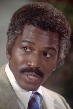 Hari Rhodes interpreta Davis