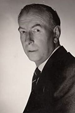 Russell Napier interpreta Air Vice Marshal  (uncredited)