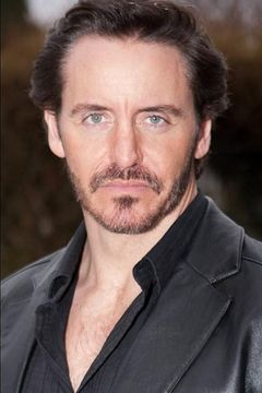 Charles Mesure interpreta Ben Faulkner