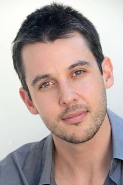 Sean Gunnell interpreta Gary