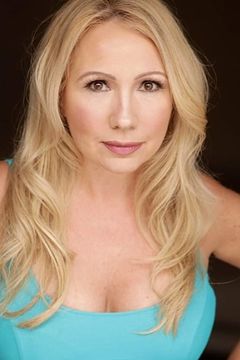 Stephanie Garvin interpreta Wedding Guest