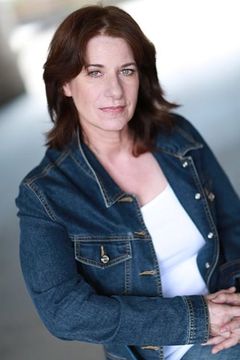Bernadette Quigley interpreta T.J.'s Mom