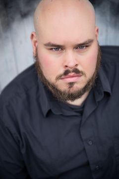 Will Harris interpreta Lester