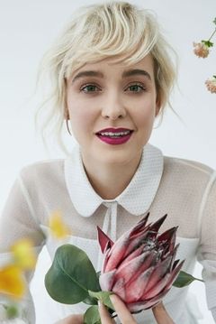 Olivia Vinall interpreta Carrie Carmichael