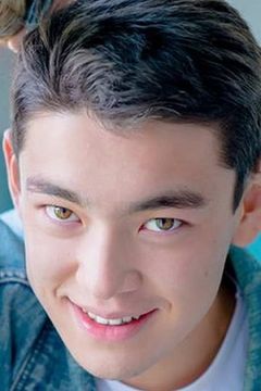 Askar Ilyasov interpreta receptionist
