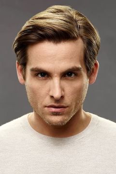 Kevin Zegers interpreta Trey