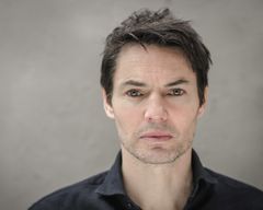 Tam Williams interpreta Holland