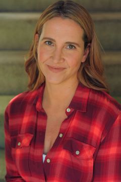Amanda Parsons interpreta Emily Irving (voice)