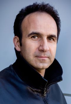 Franck Amiach interpreta Louvre tour guide
