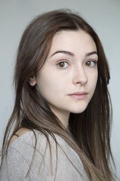 Abby Fitz interpreta Holly Reid