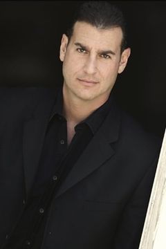 David Yuzuk interpreta Bodyguard (uncredited)