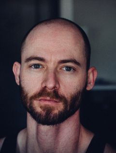 Corey Rieger interpreta Skinny Guy