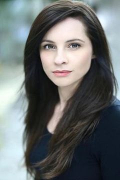 Alice Maguire interpreta Sophia Addison