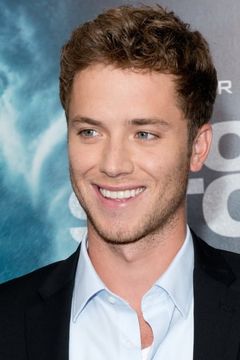 Jeremy Sumpter interpreta Byron