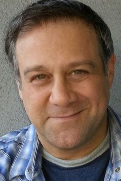 Steve Bernie interpreta Virgil Grissom