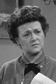 Frances Osborne interpreta Housewife (uncredited)