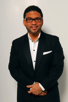 Benny Medina interpreta Self - Manager