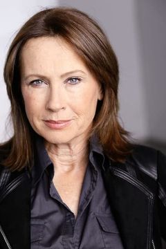 Jennifer Collins interpreta Louise Defeo