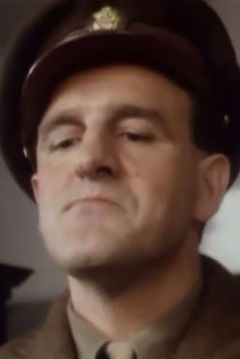 Christopher Malcolm interpreta Police Captain No. 2