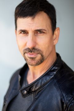 Oscar Torre interpreta Officer Vasquez