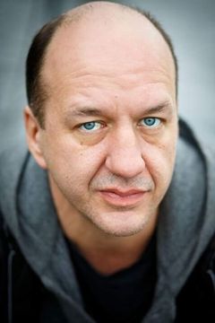 Alex Tondowski interpreta Tom