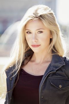 Taylor Cynthia Halsey interpreta Manager Jill