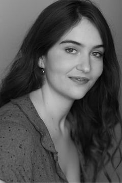 Stella Aykroyd interpreta Deputy Medjuck