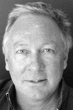 Nicholas McCallum interpreta Oceania Store Owner
