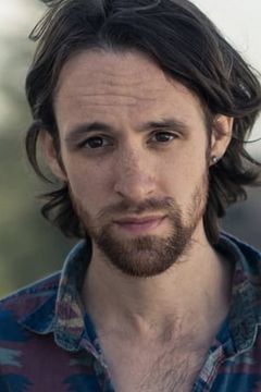 Tyler Forrest interpreta Flower Delivery Guy