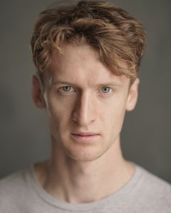 Robin Morrissey interpreta Young Cavendish
