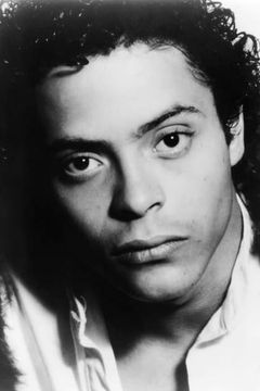 Michael Carmine interpreta Carlos
