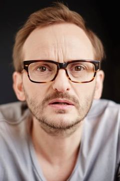 Milan Peschel interpreta Caspar Tell