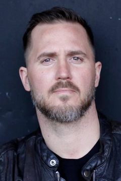 Justin Mader interpreta FBI Agent