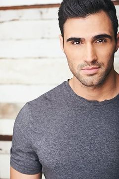 Owen Saxon interpreta Detective Stevenson