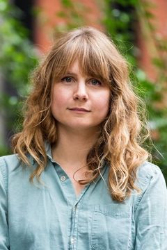 Annie Baker interpreta Elise