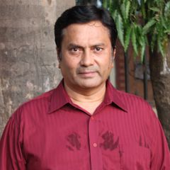 Laksh Singh interpreta Hindu Priest